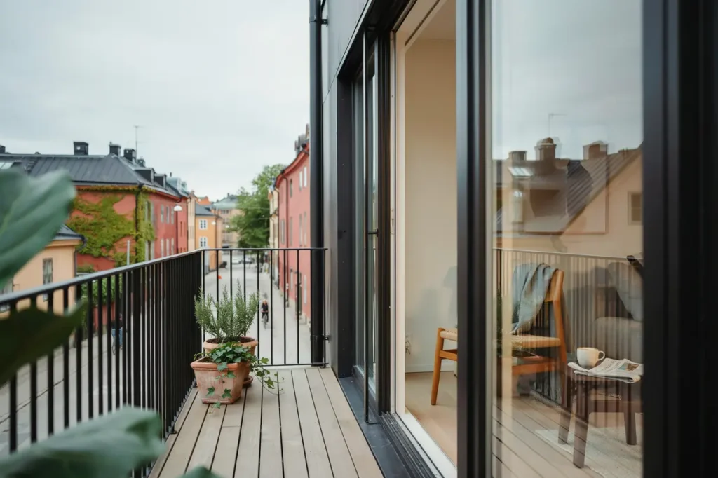 isolerande balkonginglasning med skjutbara partier p s dermalm stockholm
